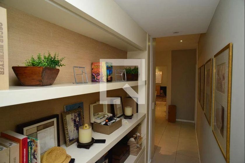298 m² rental apartment with 4 en-suite bedrooms and balcony — photo 3