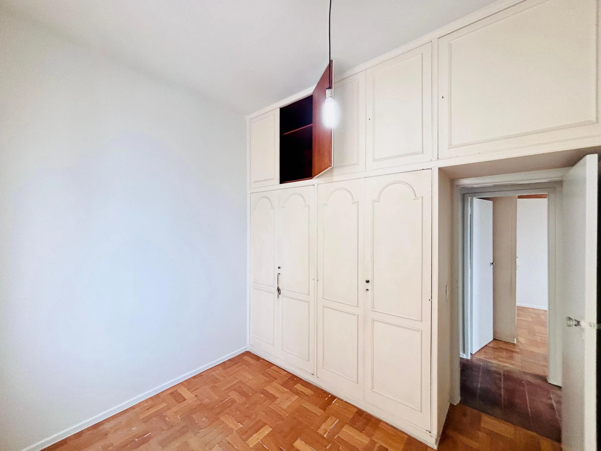 Apartment, 92 m², with wood or laminate floors — photo 12