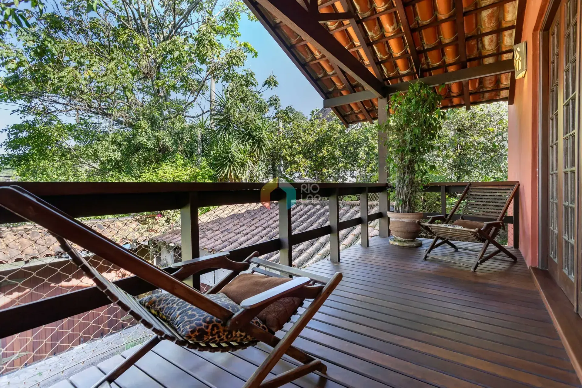 392 m² house with a home office and a grill on the balcony