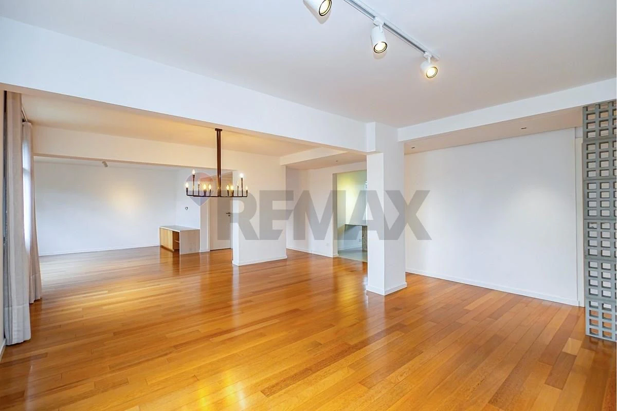 3-bedroom apartment with 219 m² and 4 bathrooms — photo 2