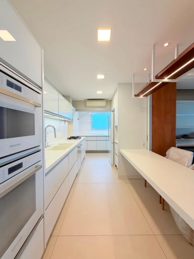 140 m² apartment with 3 bedrooms and a closed balcony — photo 2