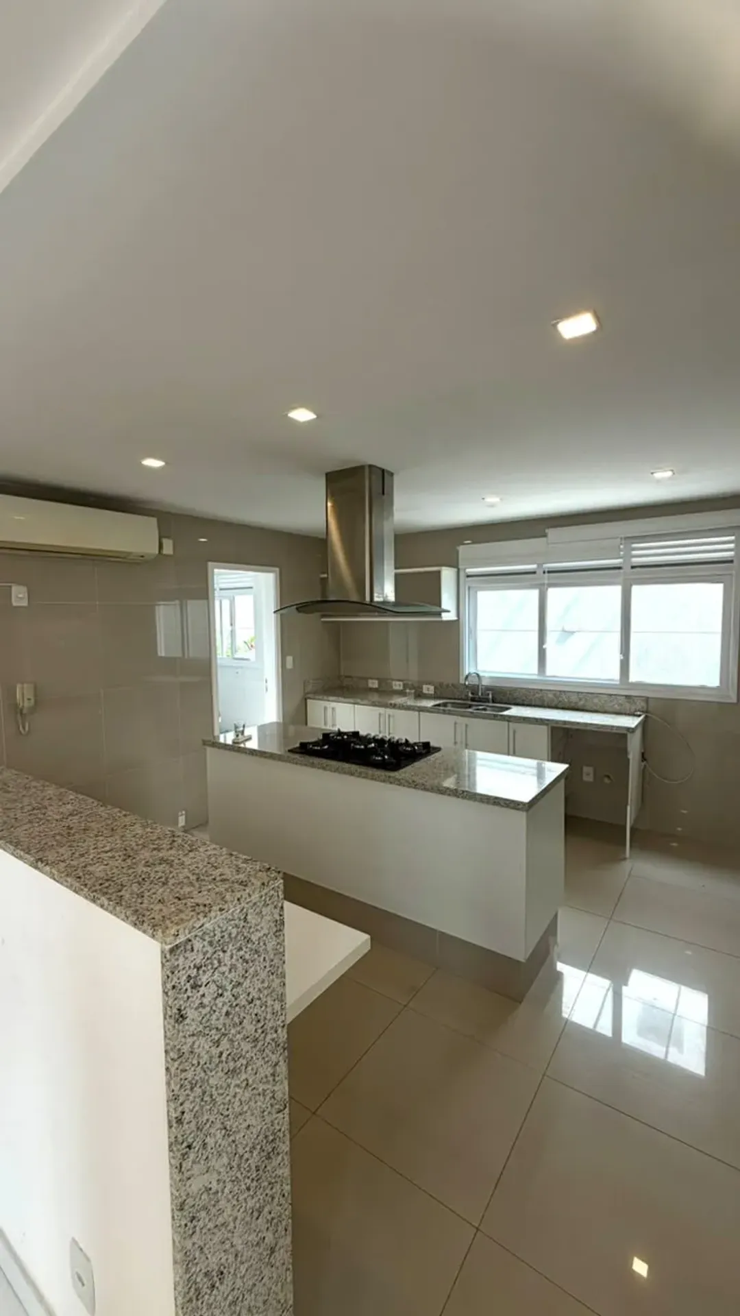 House, 400 m², with floor-to-ceiling windows — photo 2