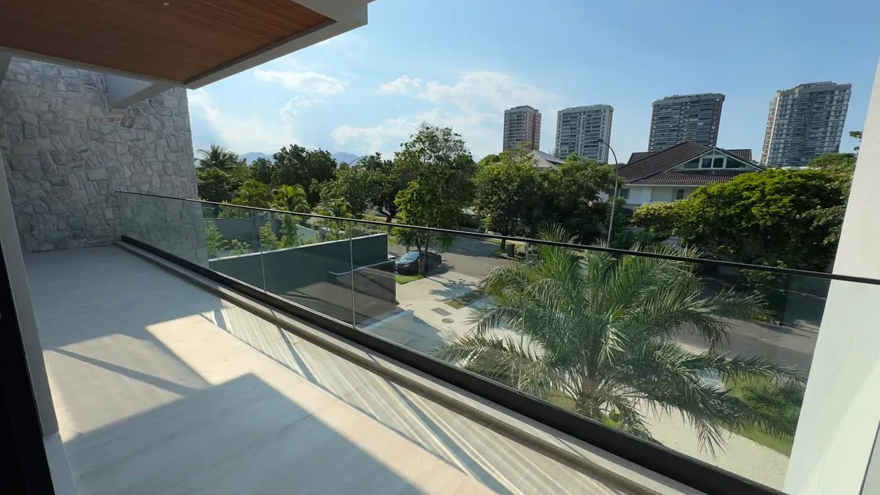 House with 5 bedrooms and floor-to-ceiling windows — photo 19