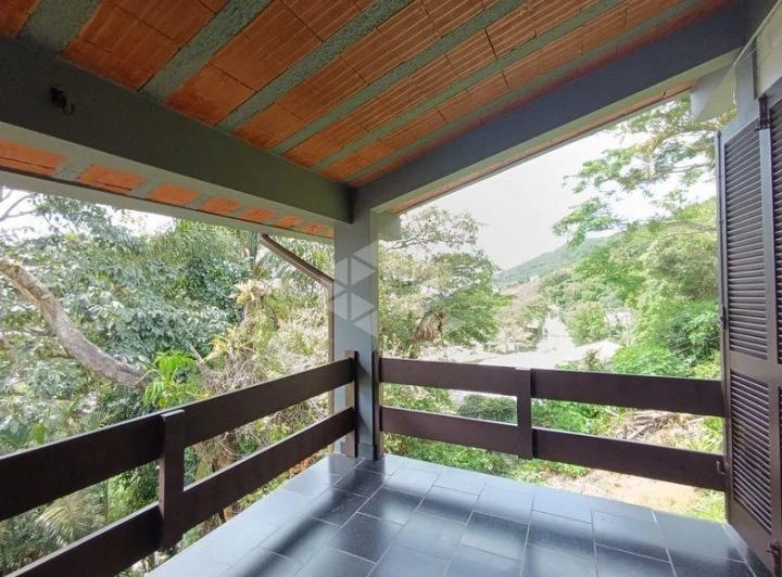 House with 3 bedrooms and shared BBQ area — photo 5