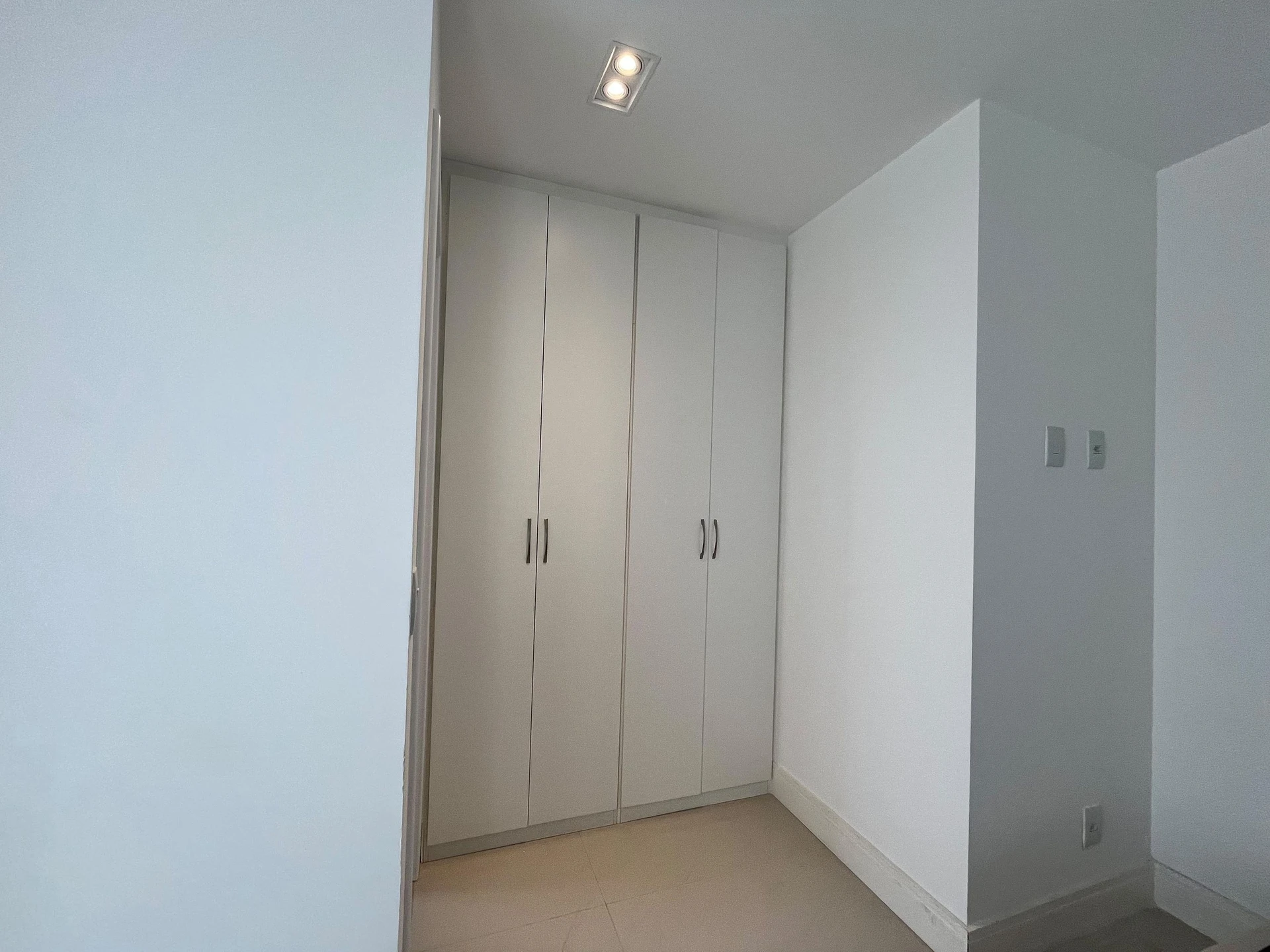 Furnished apartment, 148 m², with a glass-enclosed balcony — photo 3