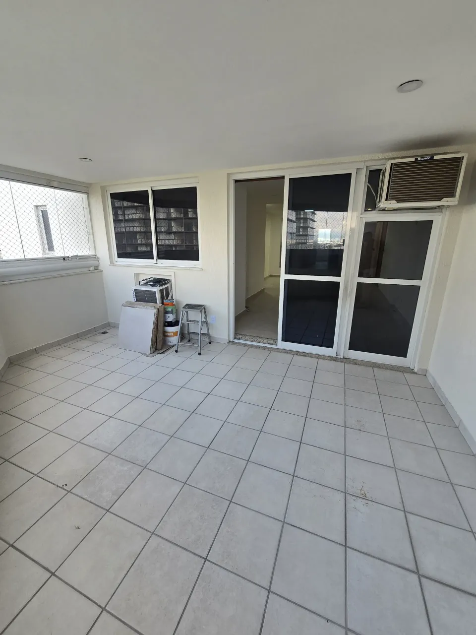 4-bedroom apartment with 3 bathrooms and a balcony — photo 8