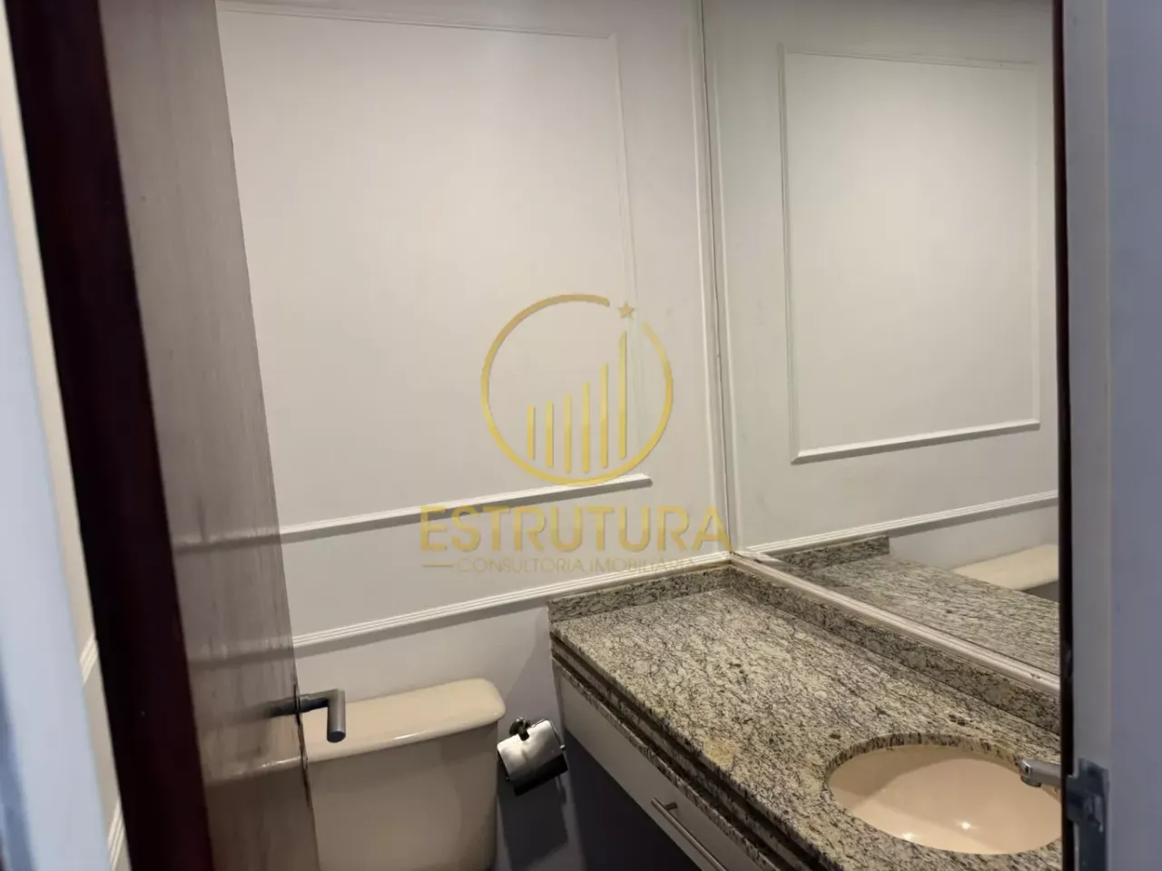 4-bedroom apartment with enclosed glass balcony — photo 4