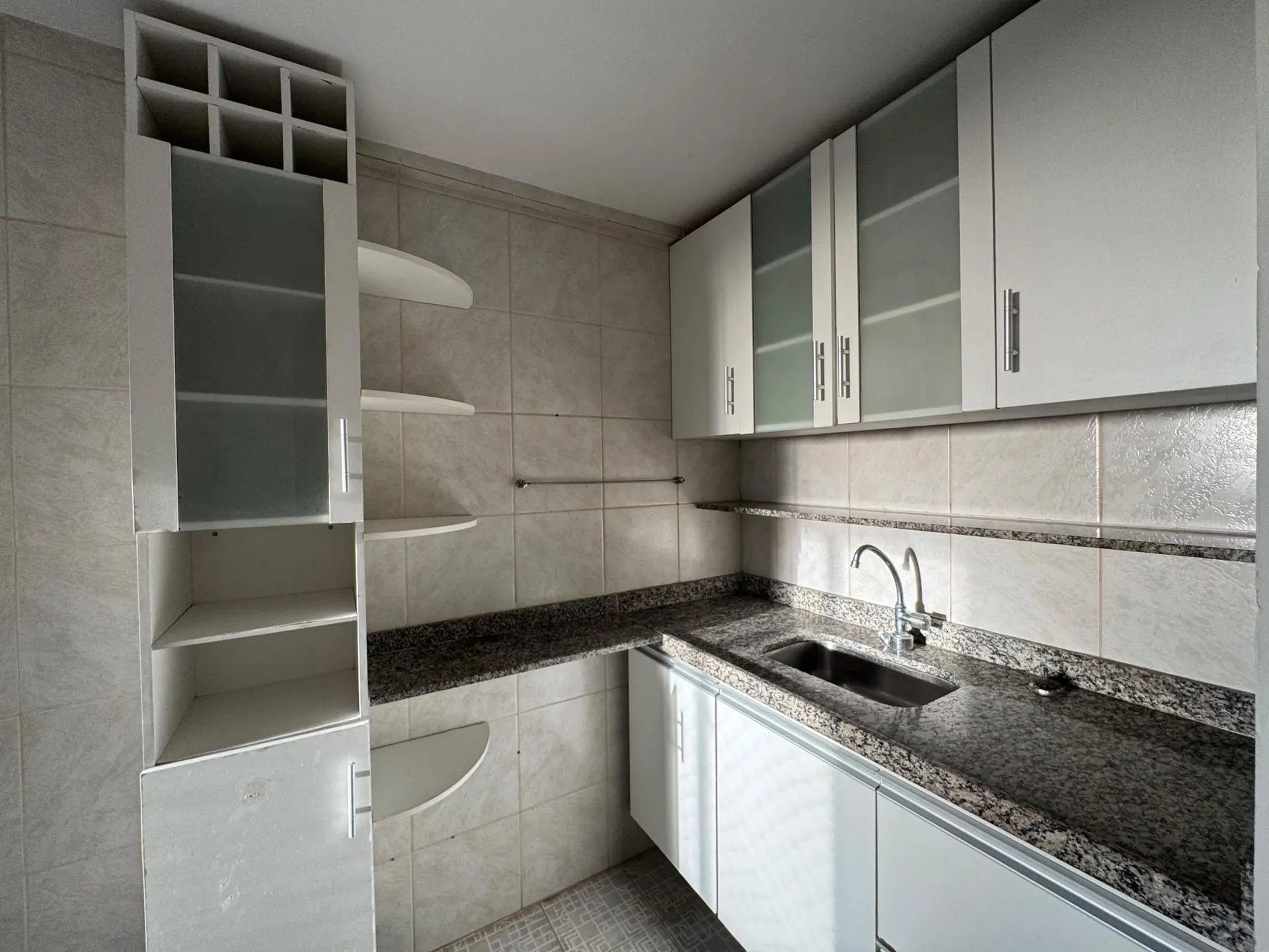 Apartamento de 3 quartos em condomínio com piscina