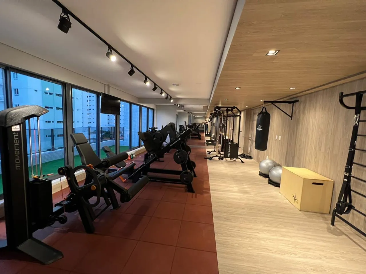 One-bedroom apartment in a building with a gym — photo 11