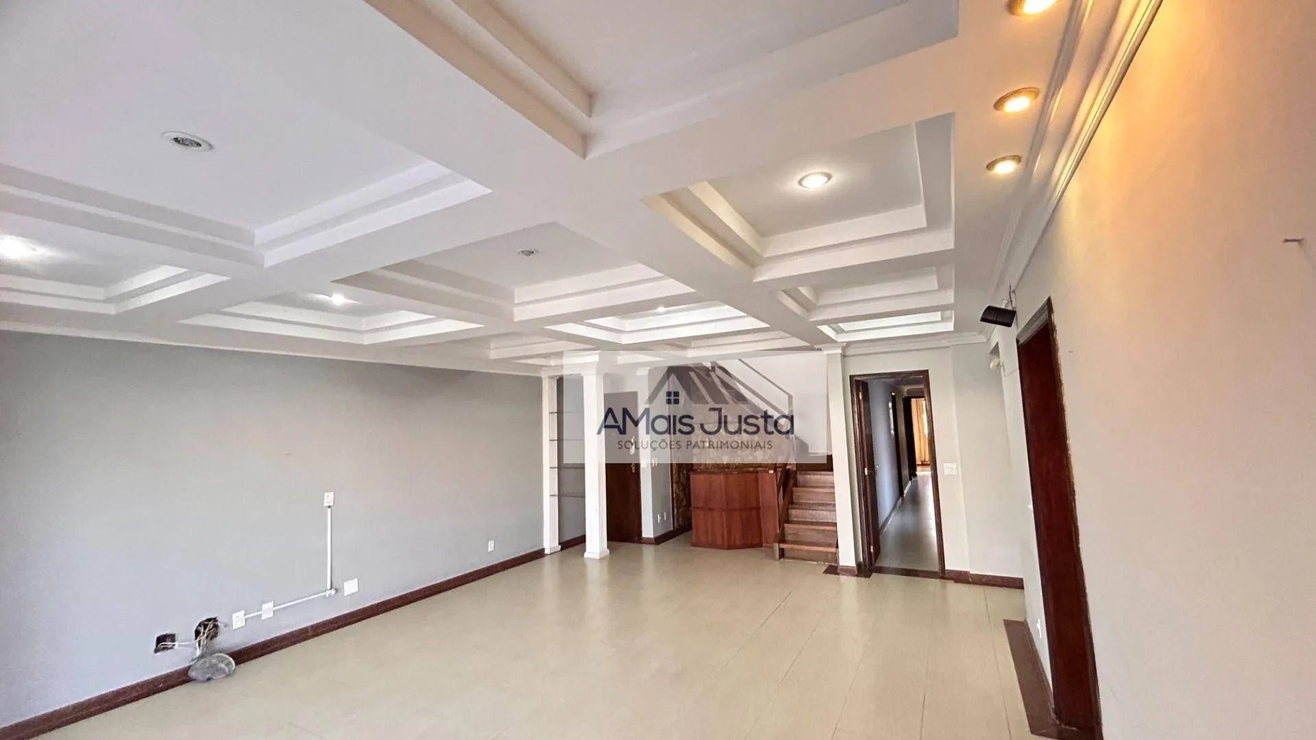 4-bedroom apartment in a building with a pool — photo 50