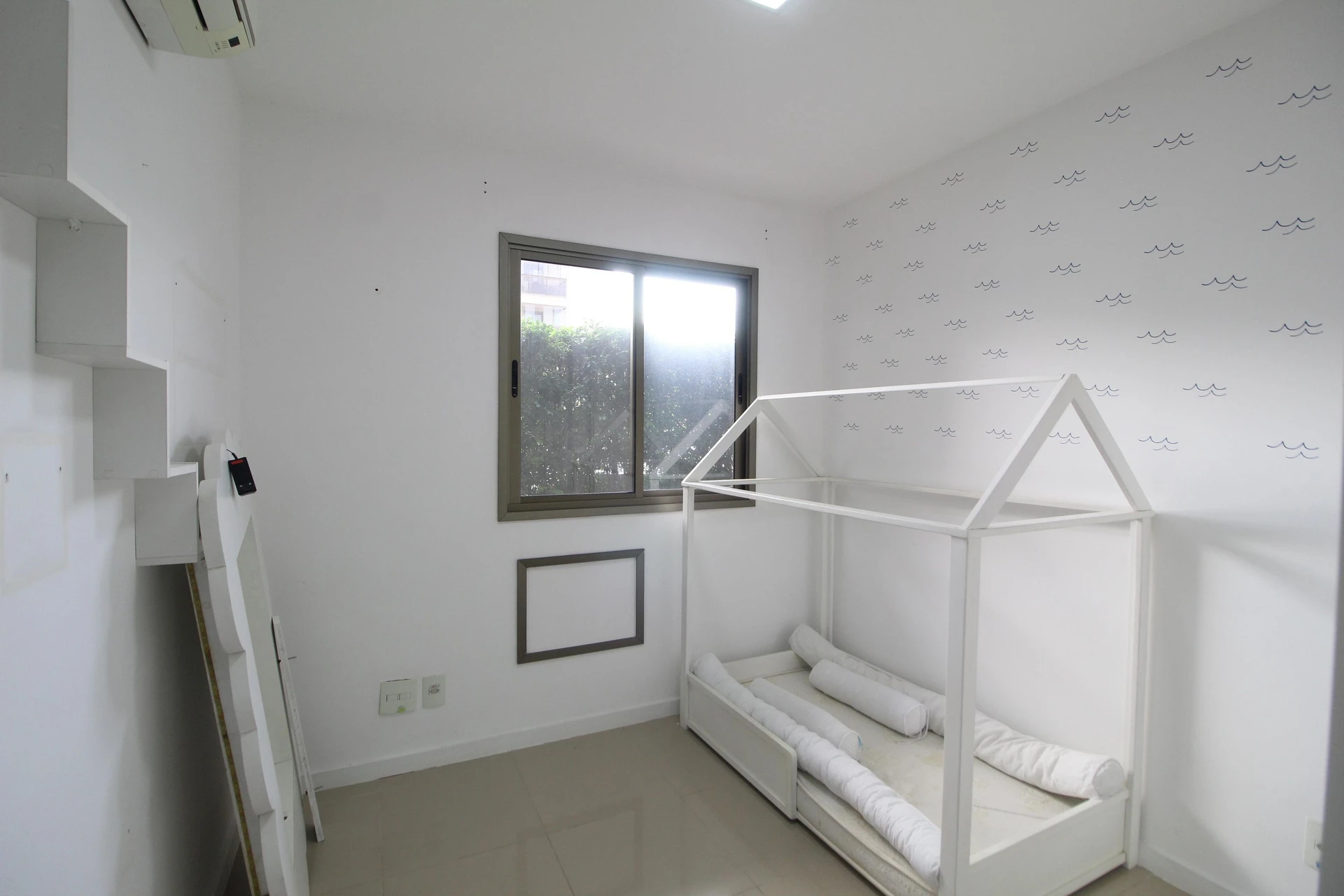 Walk-in closet in a 3-bedroom apartment, 120 m² — photo 27