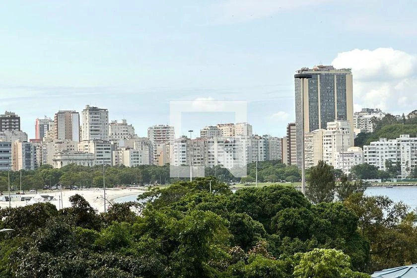 One-bedroom apartment with a water view — photo 5