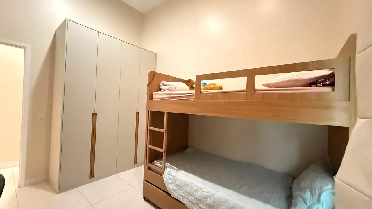 Furnished loft with 2 bedrooms and open-plan kitchen — photo 13