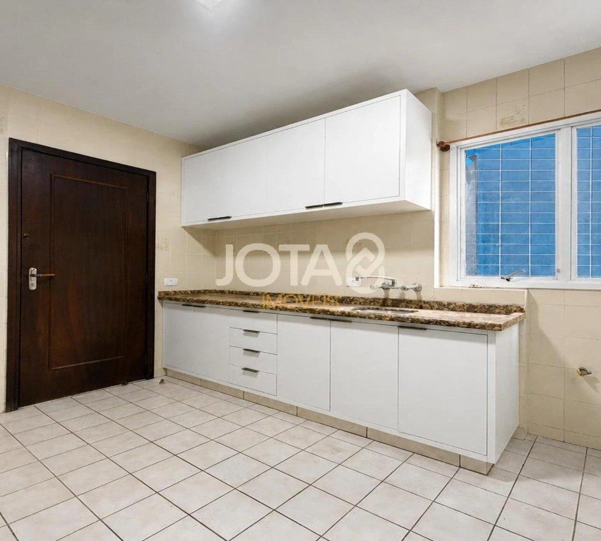 3-bedroom apartment in a building with a gym — photo 4