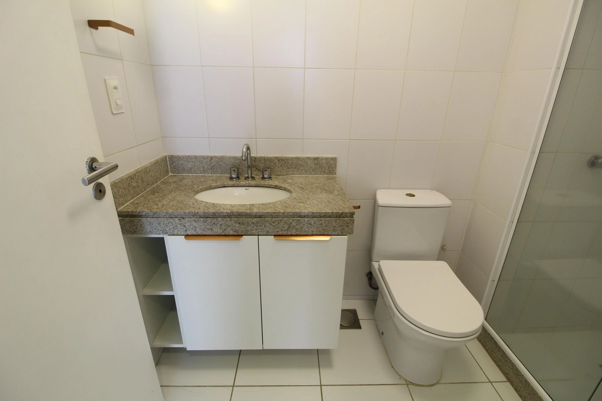 Balcony with a grill in a 2-bedroom apartment, 90 m² — photo 2
