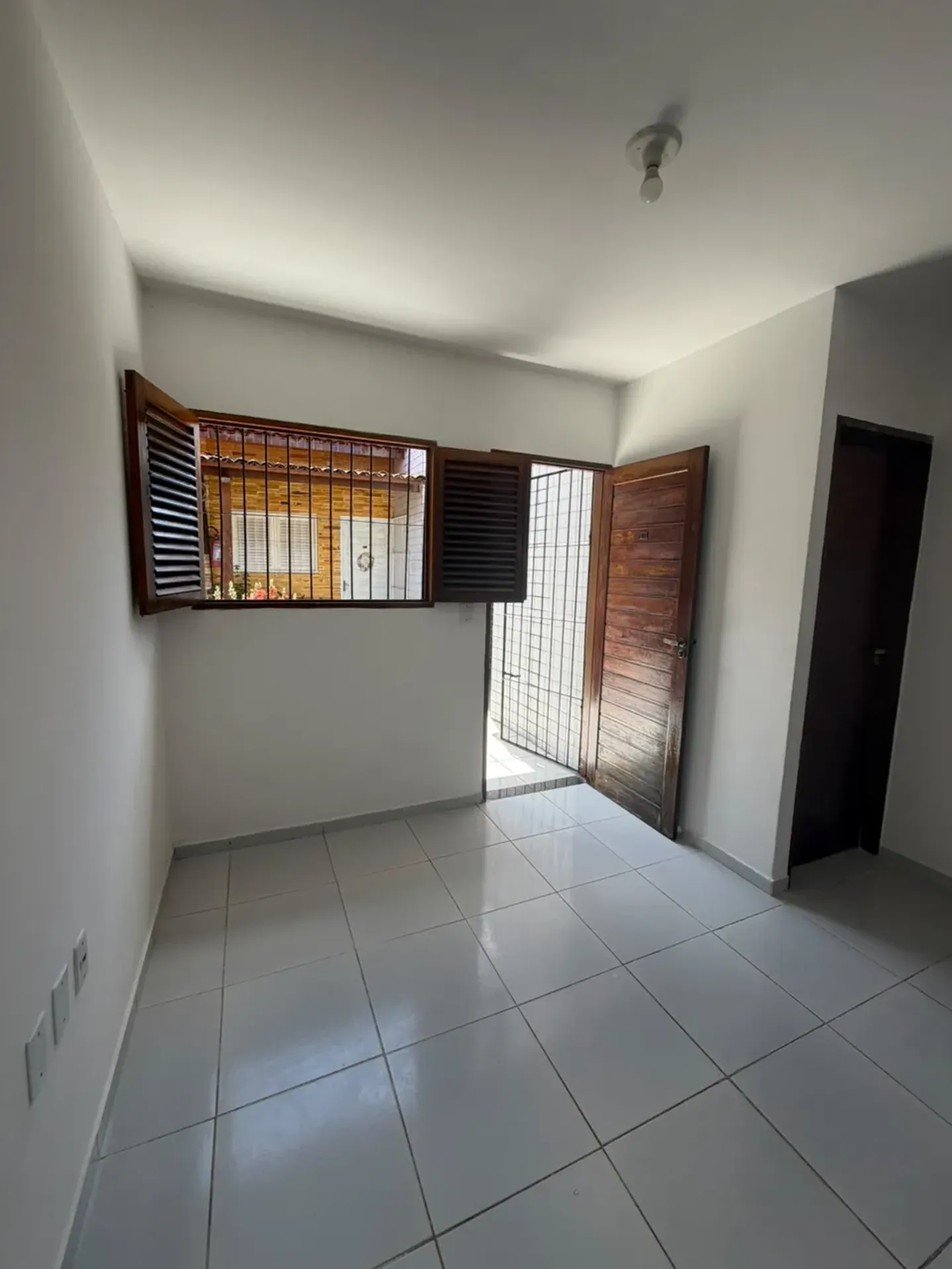 Rental house with 2 bedrooms and a glass shower enclosure