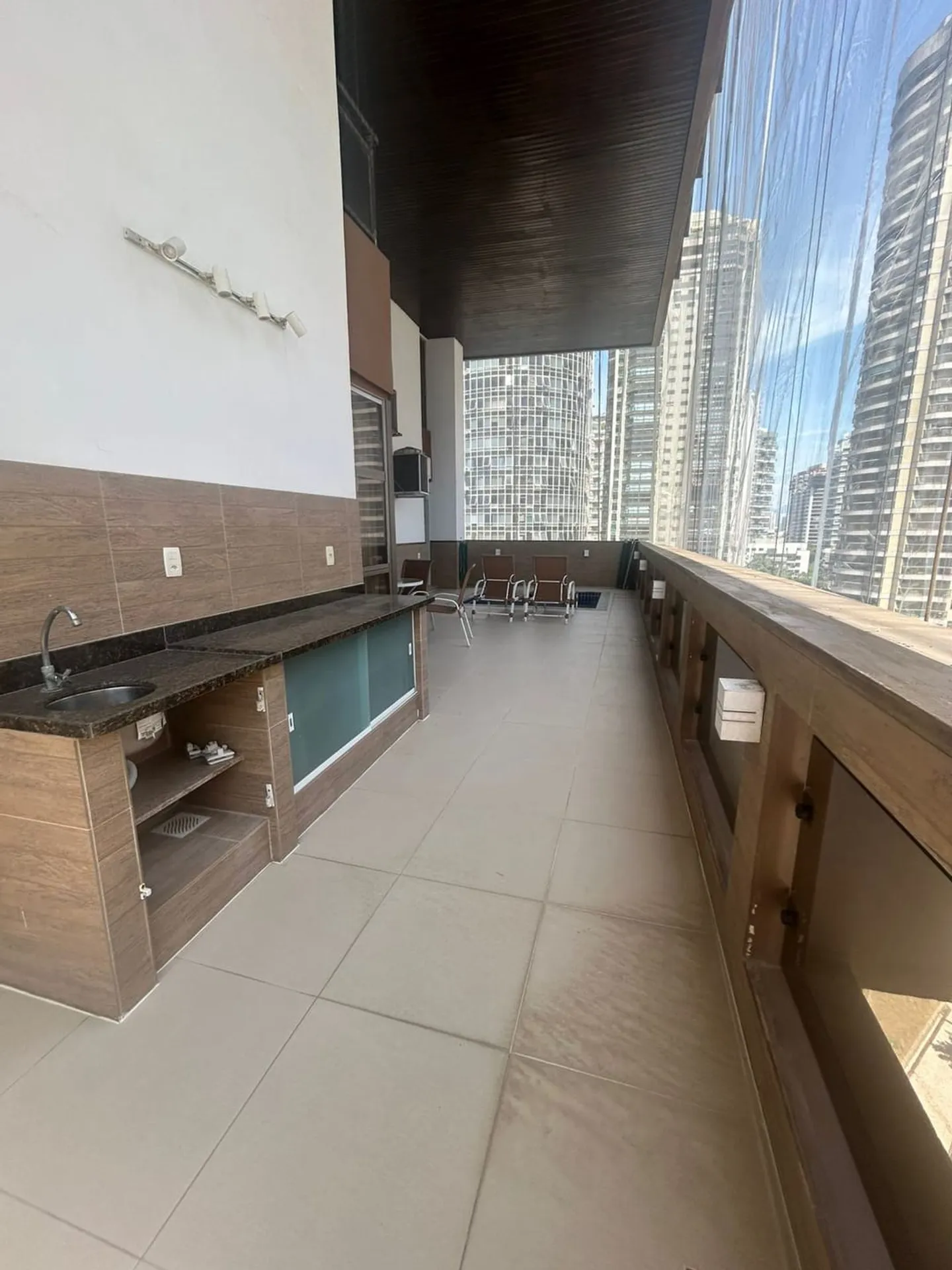 Apartment with 4 bedrooms and an enclosed balcony — photo 12