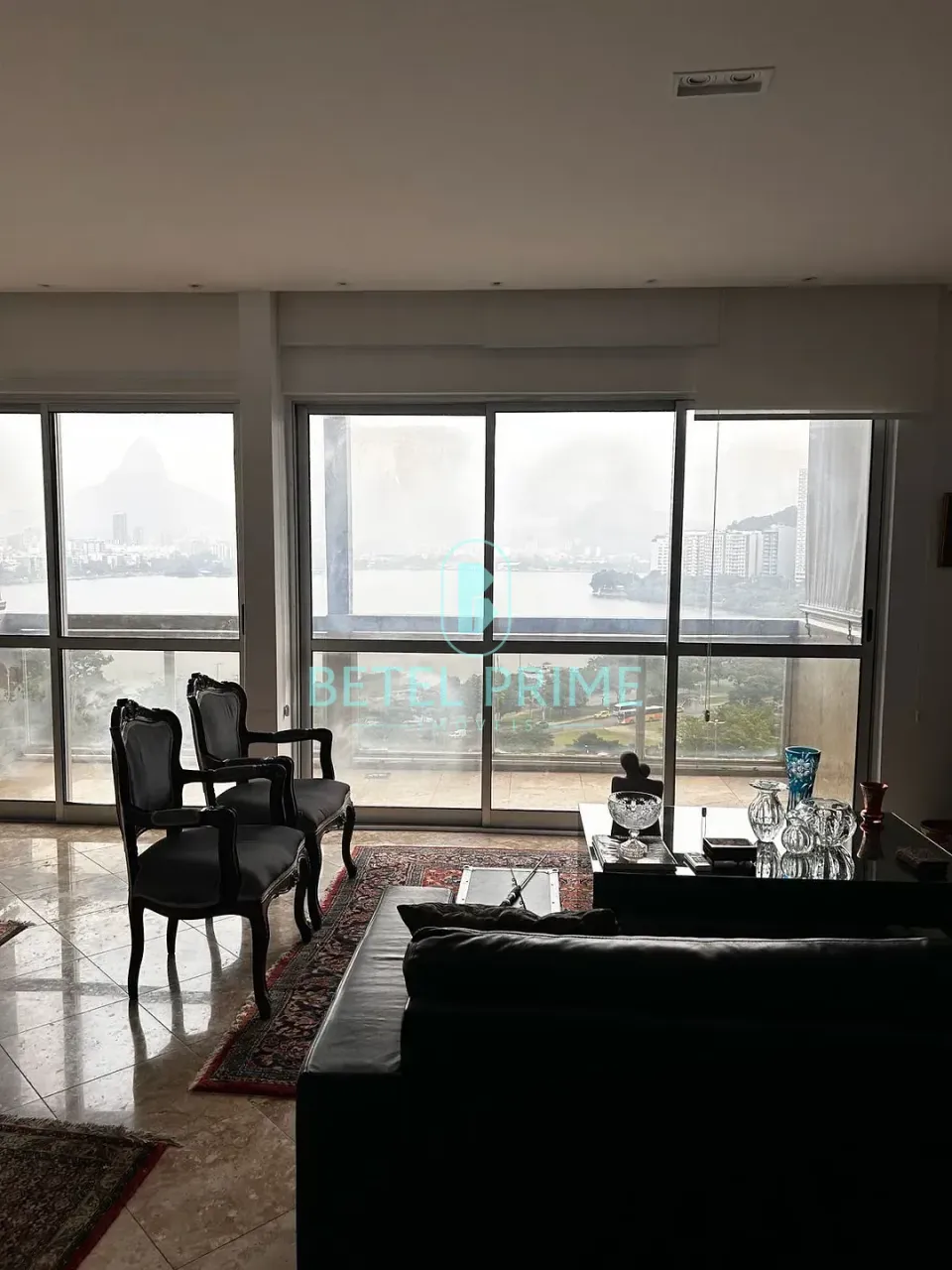 Unfurnished 3-bedroom rental apartment with a balcony — photo 3