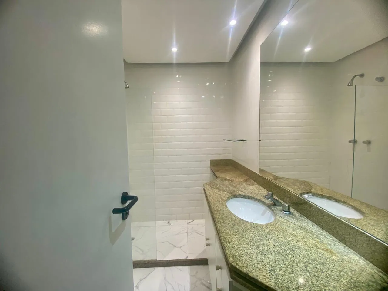 3-bedroom apartment with a balcony and 2 parking spaces — photo 9