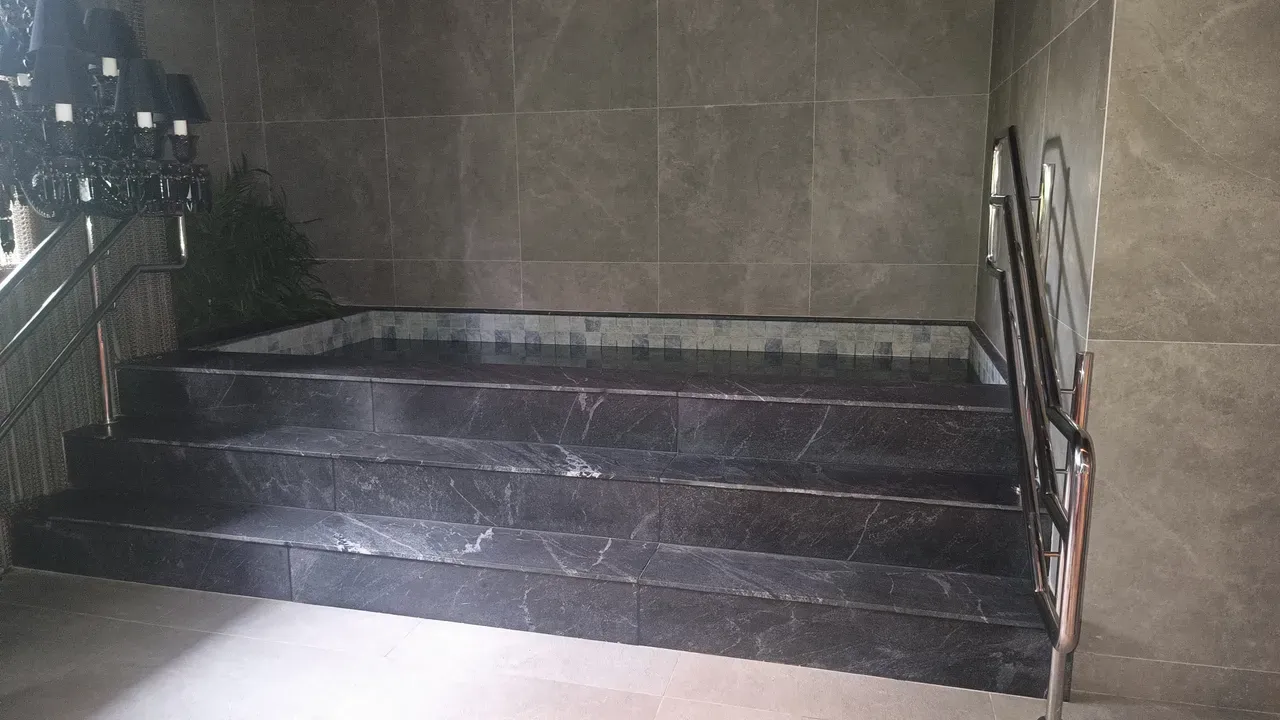 Квартира 73 м² с застеклённым балконом и видом на горы — photo 21