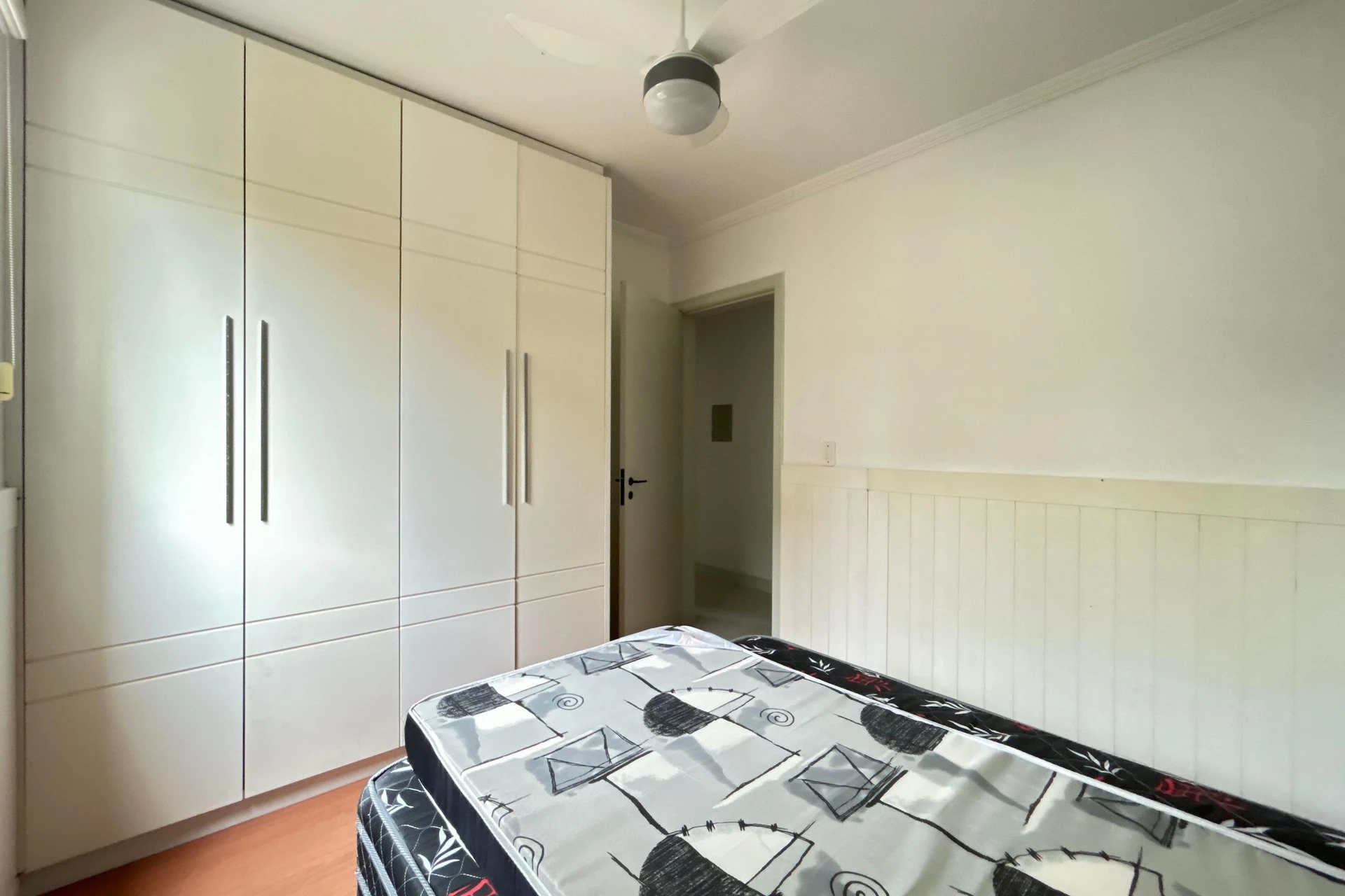 Glass-enclosed balcony in a 3-bedroom apartment, 108 m² — photo 3