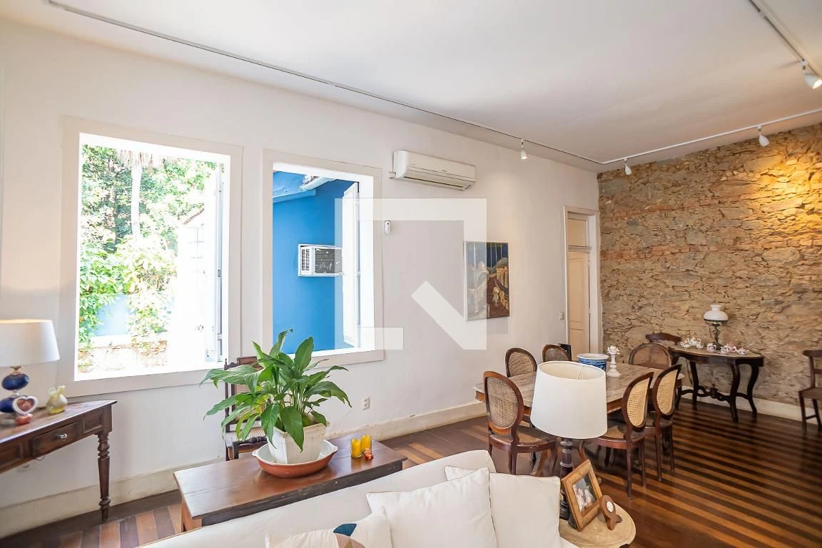 Furnished house, 300 m², with floor-to-ceiling windows — photo 48