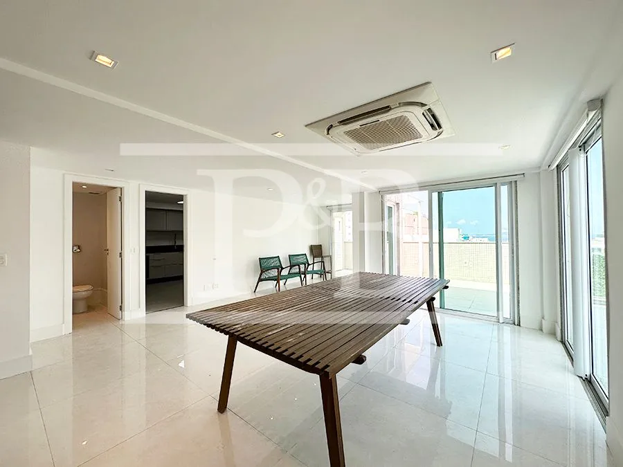 4-bedroom apartment with an enclosed glass balcony — photo 7