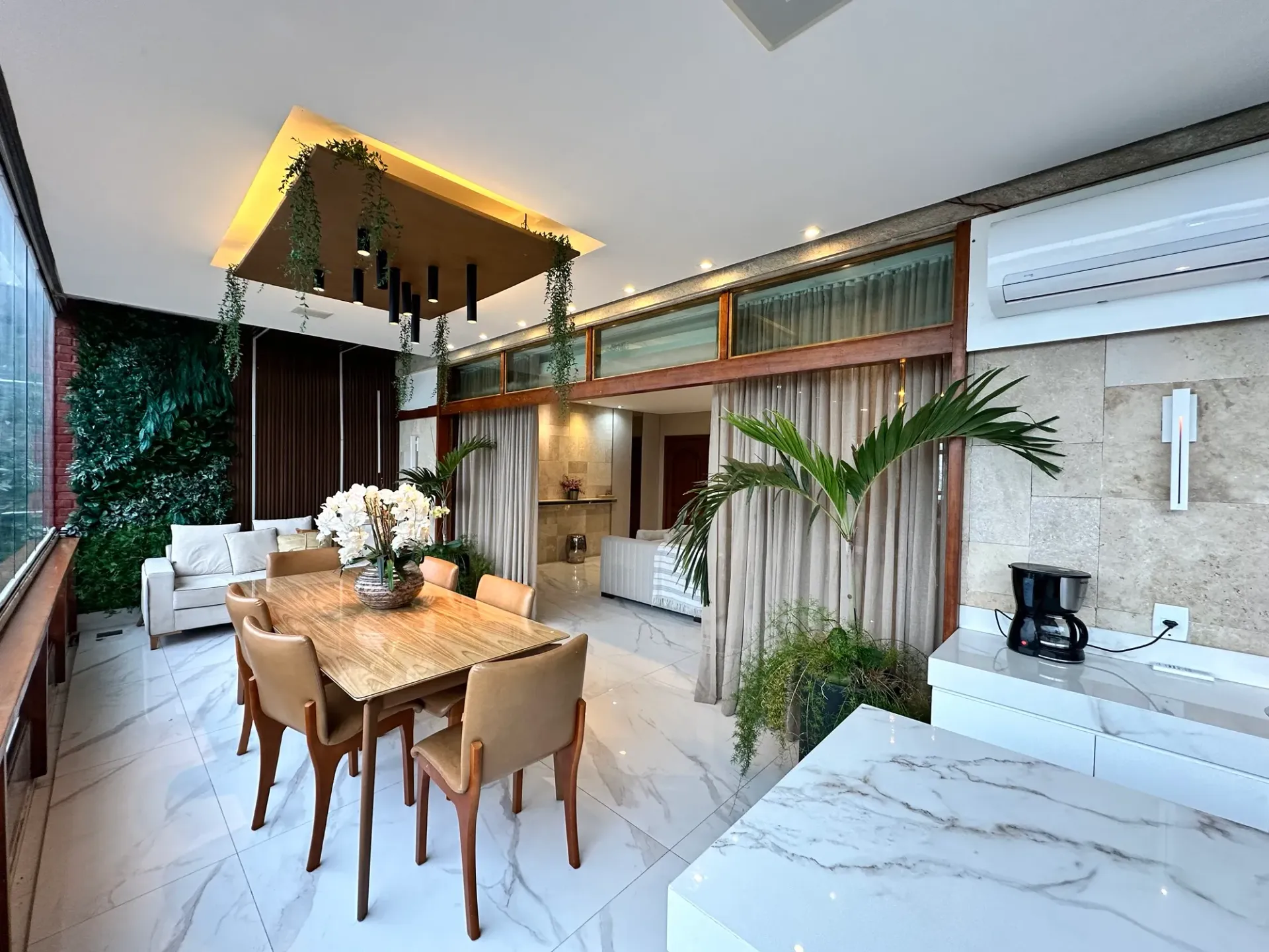 Furnished 250 m² apartment with 4 bedrooms and 5 bathrooms — photo 59