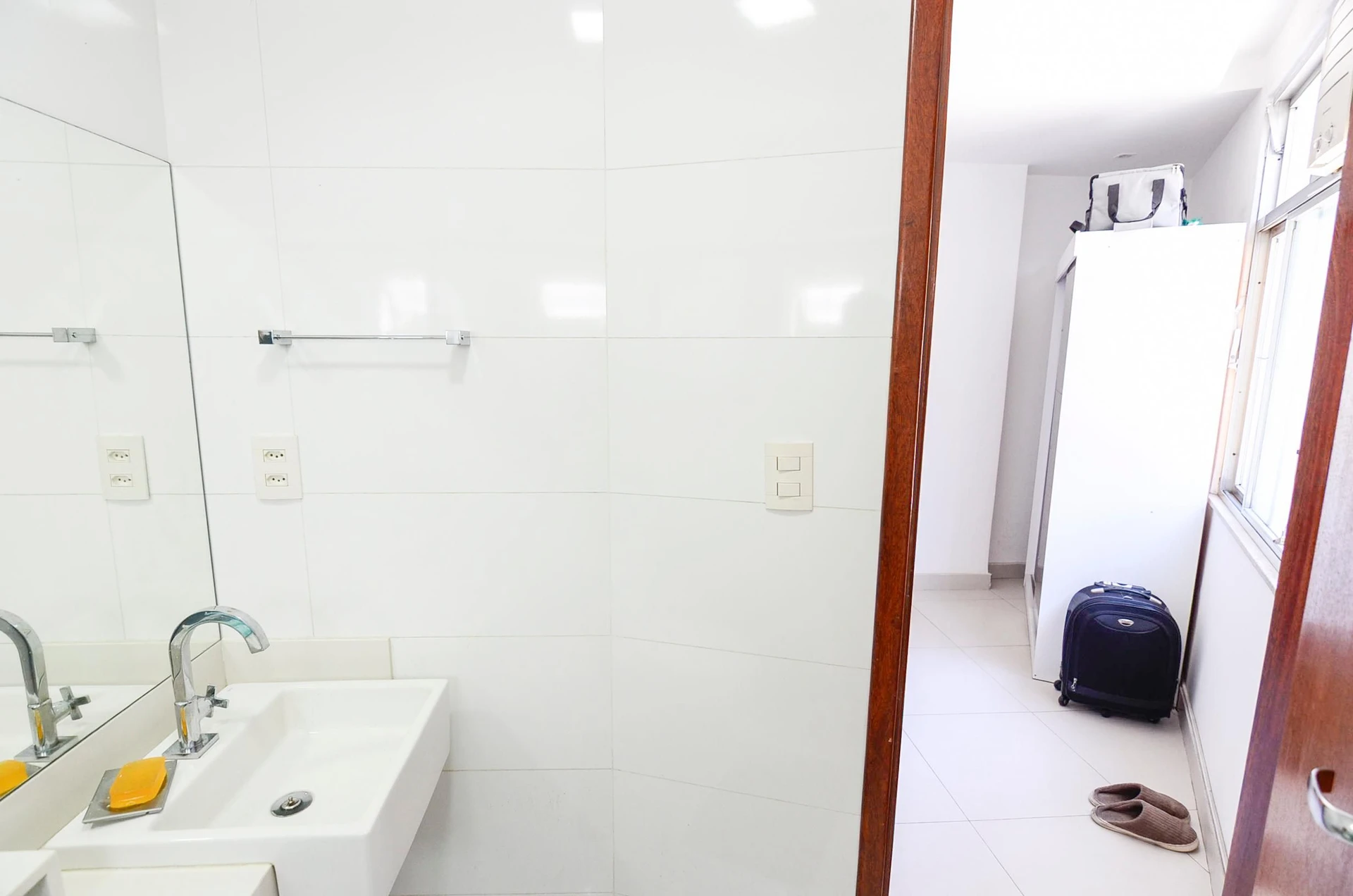 Furnished 1-bedroom apartment with en-suite and 1 parking spot — photo 2