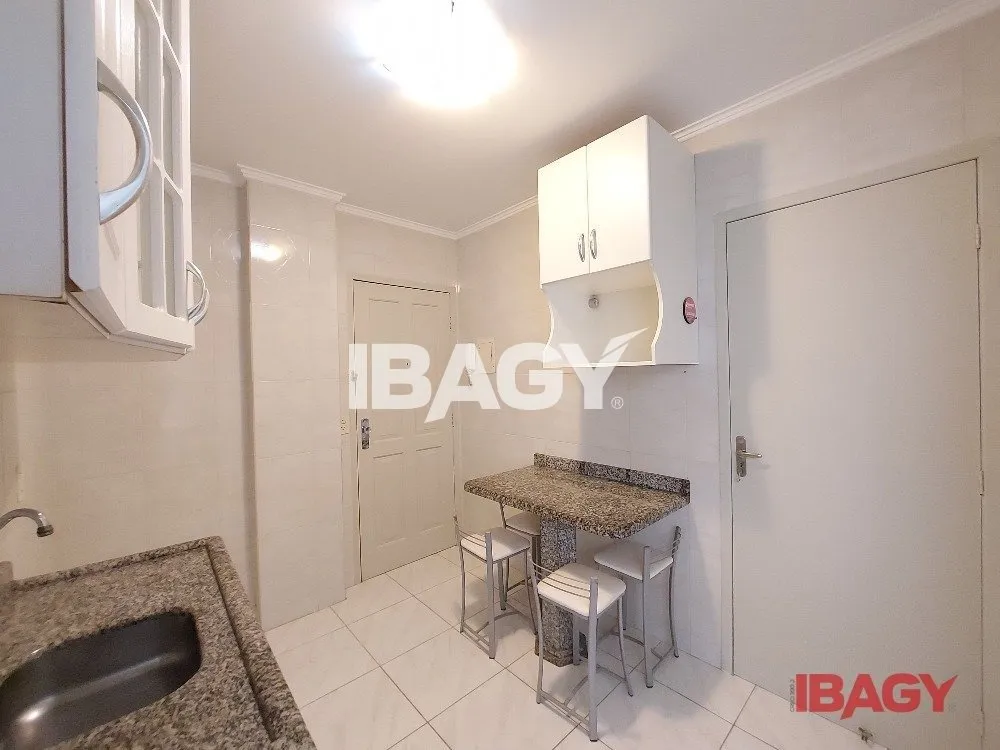 Apartamento com 2 dormitórios e cozinha com fogão a gás