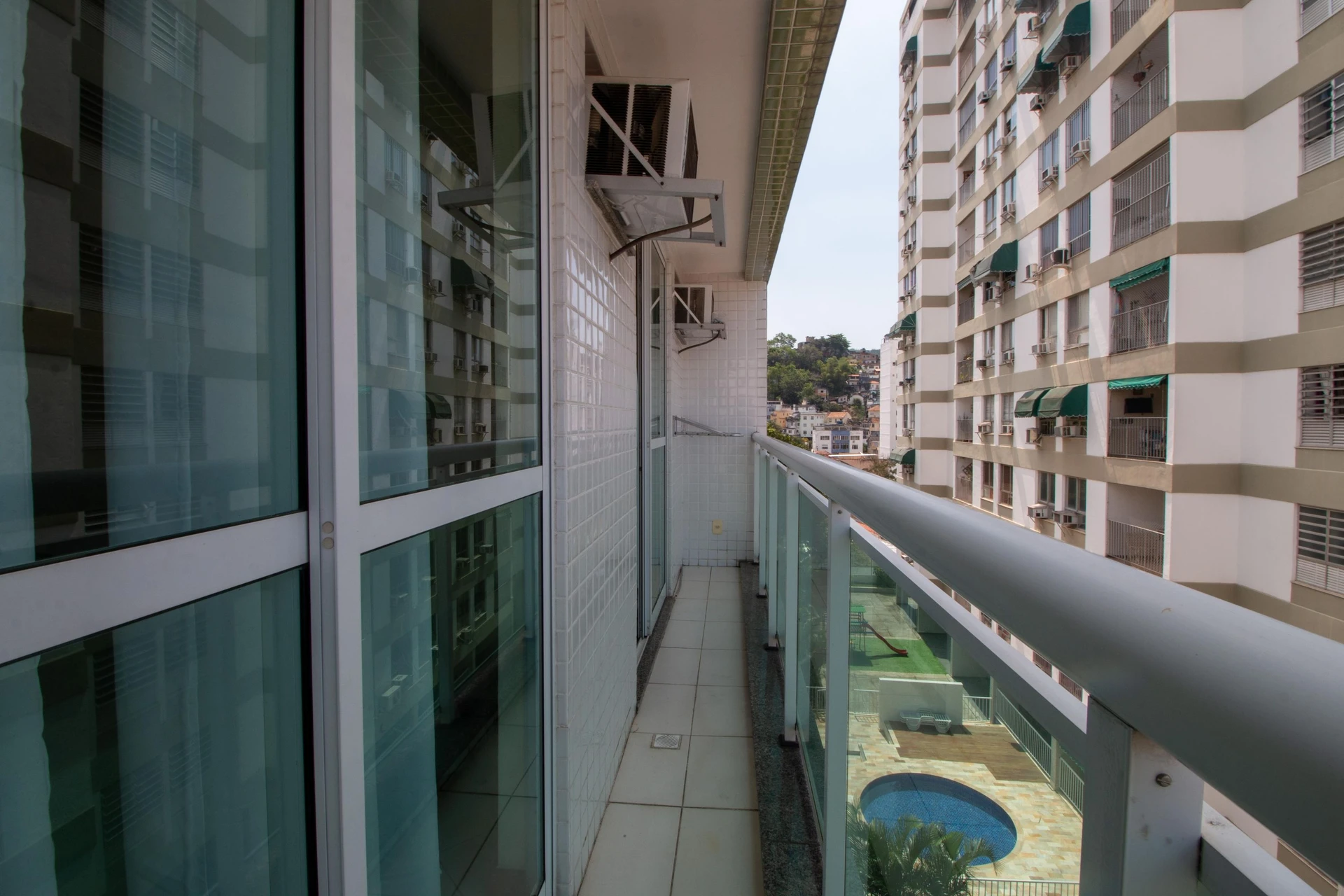 Floor-to-ceiling windows in a 2-bedroom apartment, 59 m² — photo 8