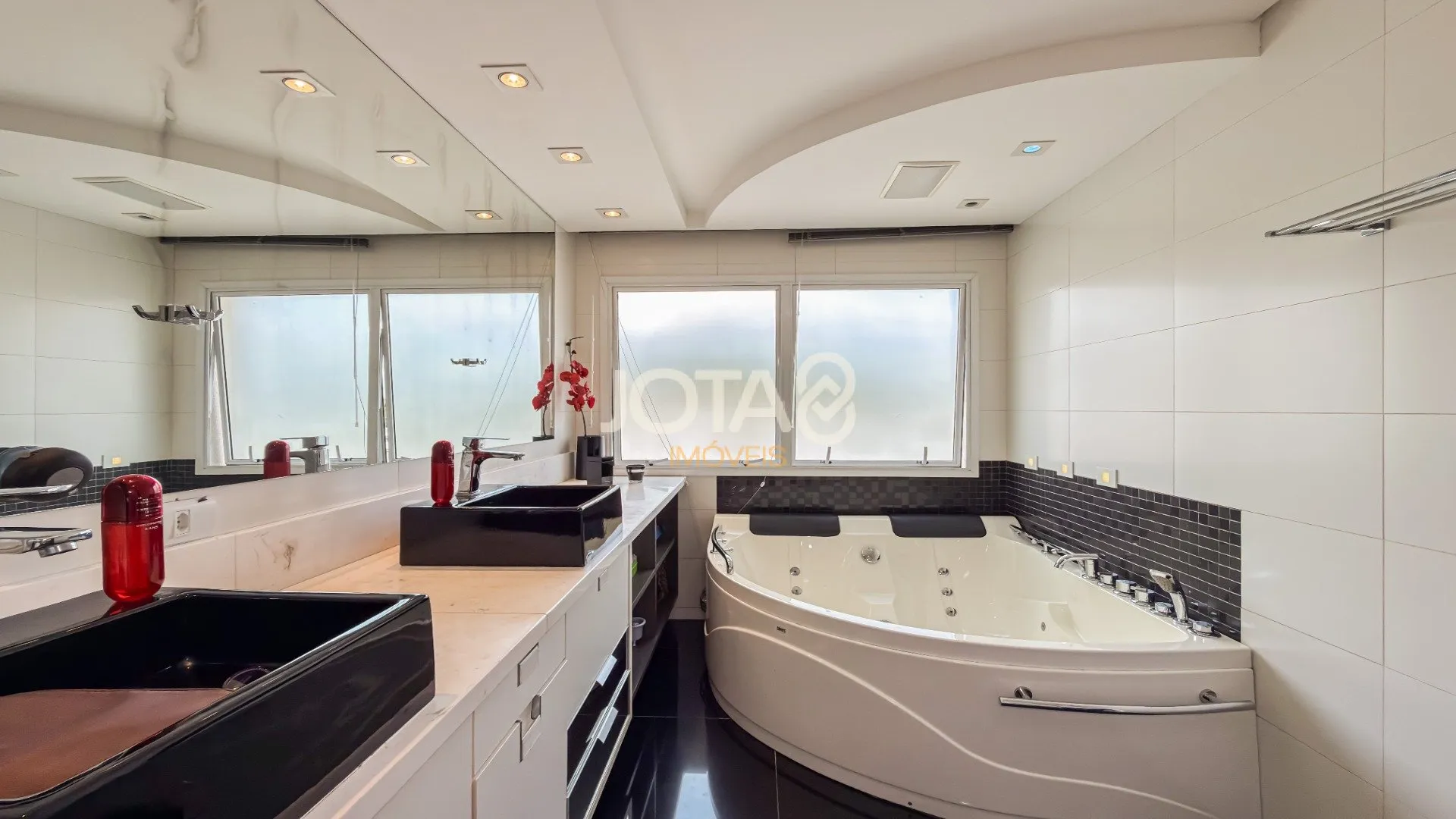 House with 3 en-suite bedrooms and private BBQ — photo 32