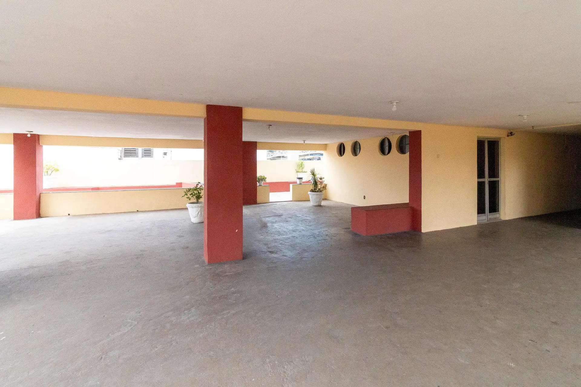 Furnished 3-bedroom apartment with balcony — photo 19