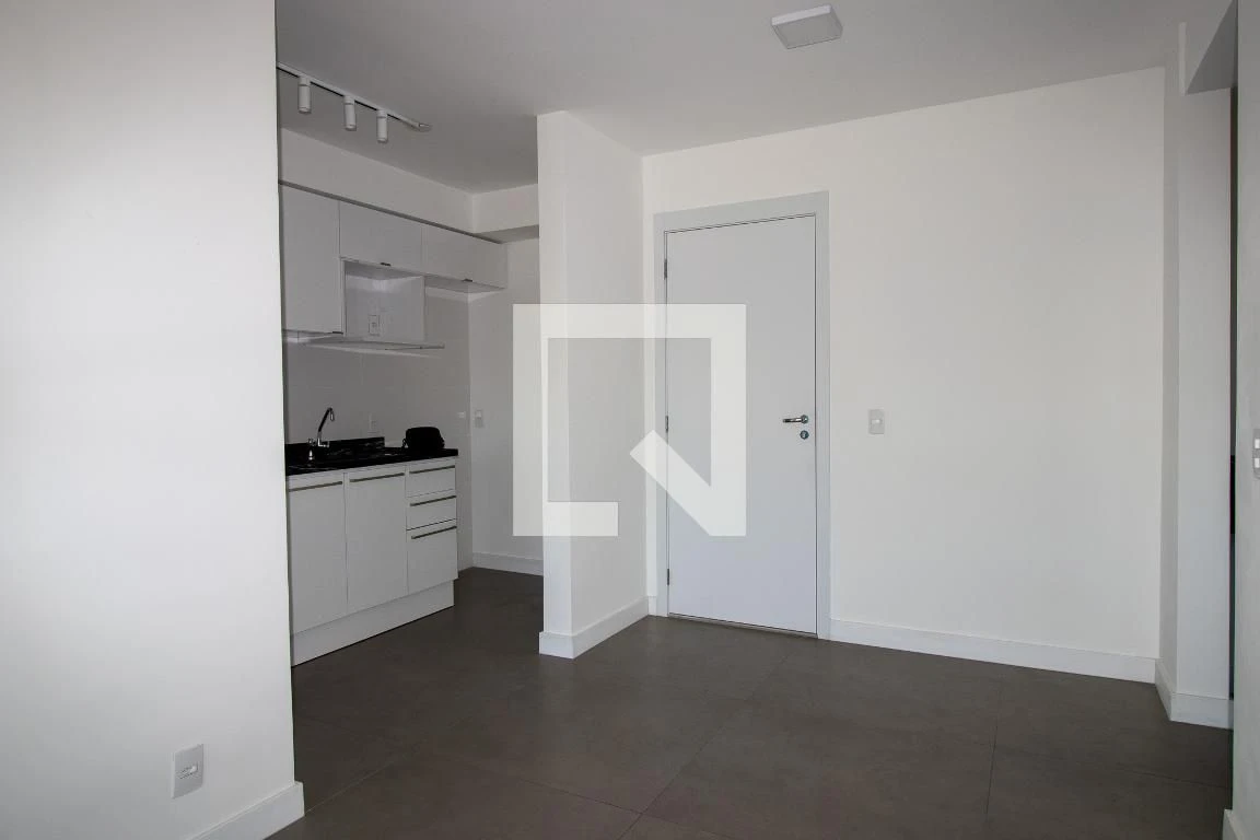 One-bedroom apartment in a building with a gym — photo 2