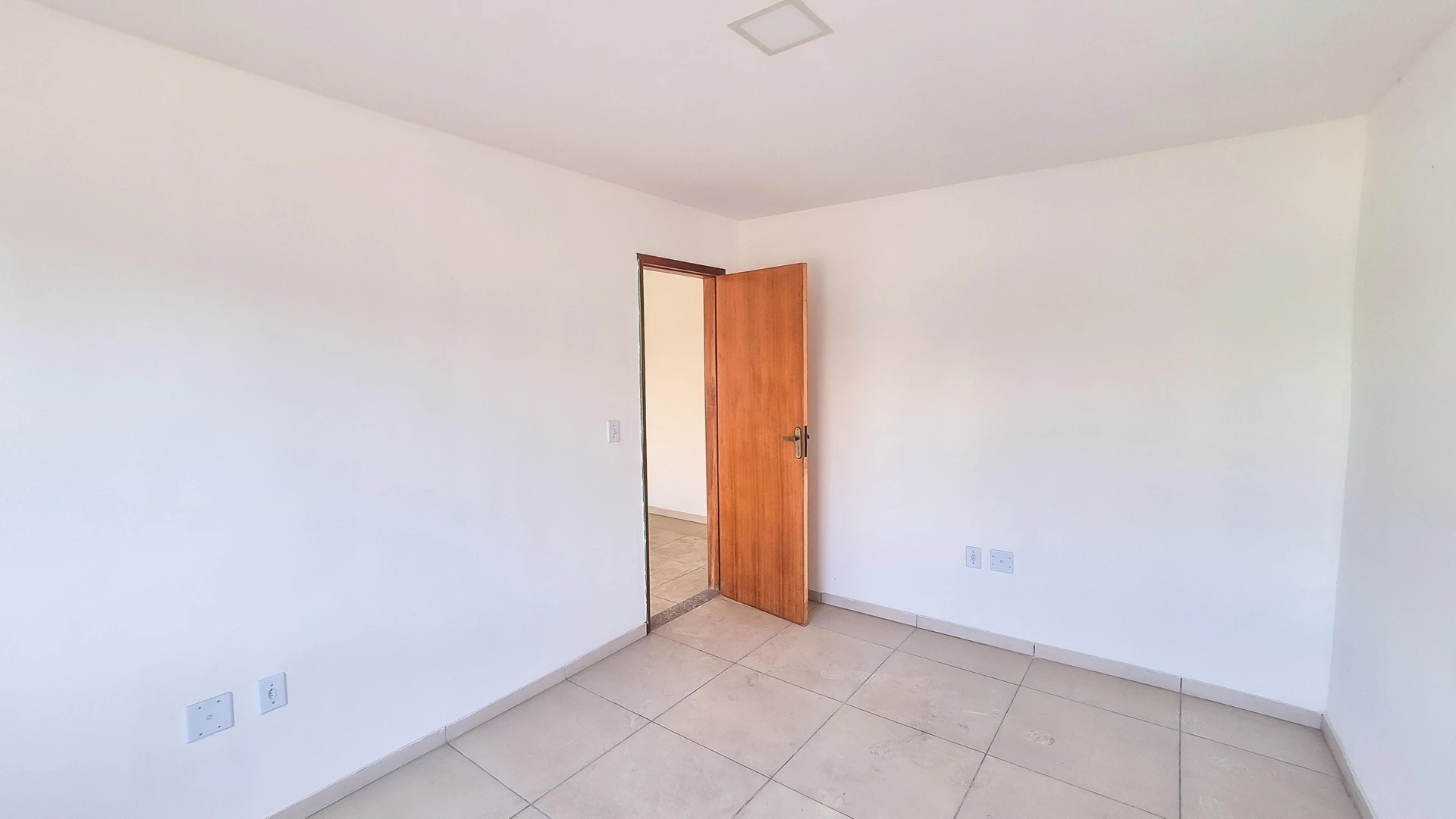 Apartamento com 2 quartos e box de vidro no banheiro — photo 45