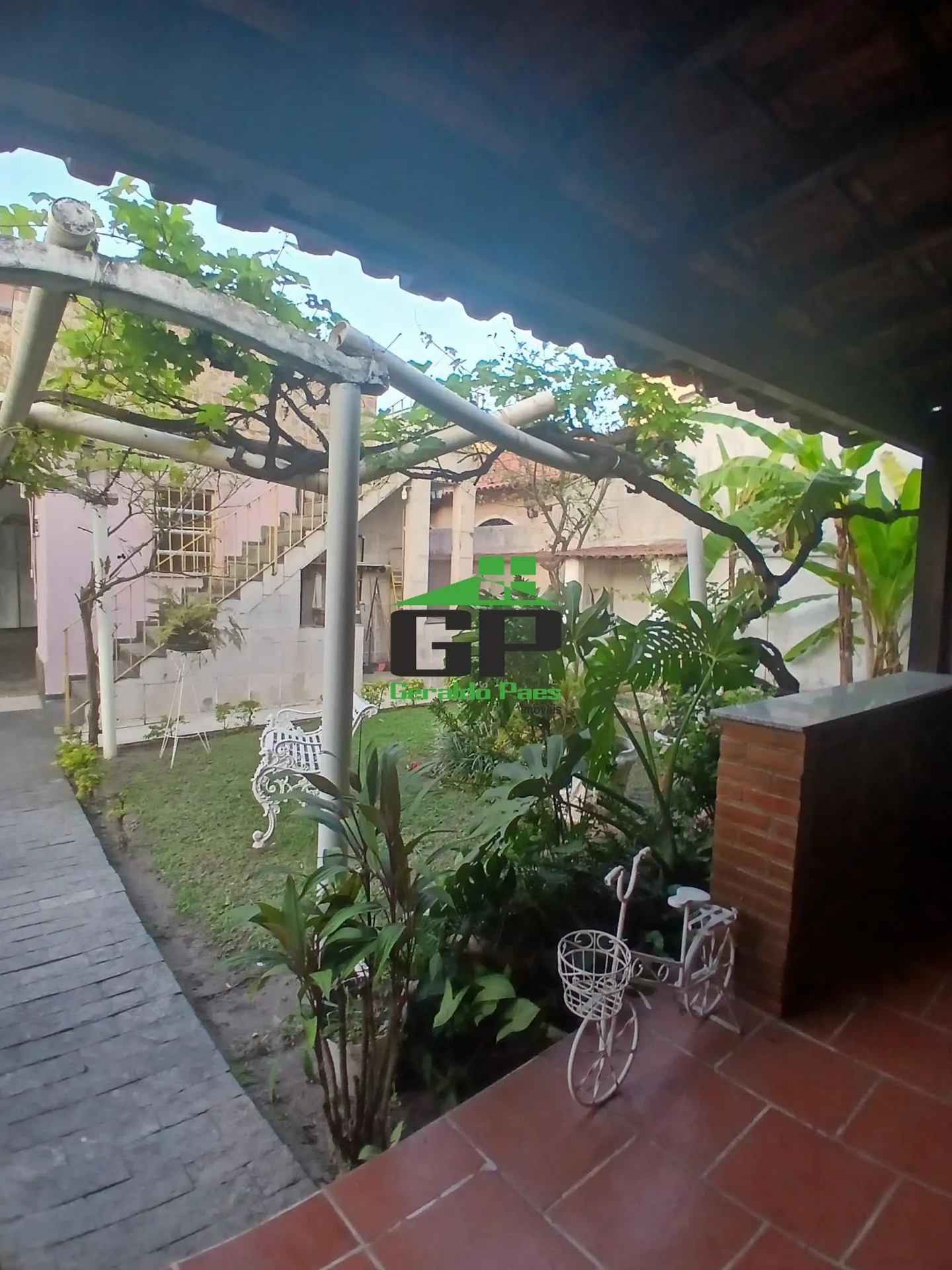Casa de 349 m² com varanda gourmet e jardim