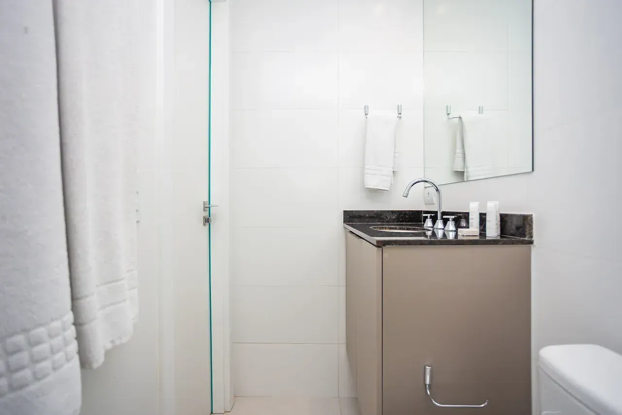Furnished 1-bedroom apartment with compact kitchenette — photo 6