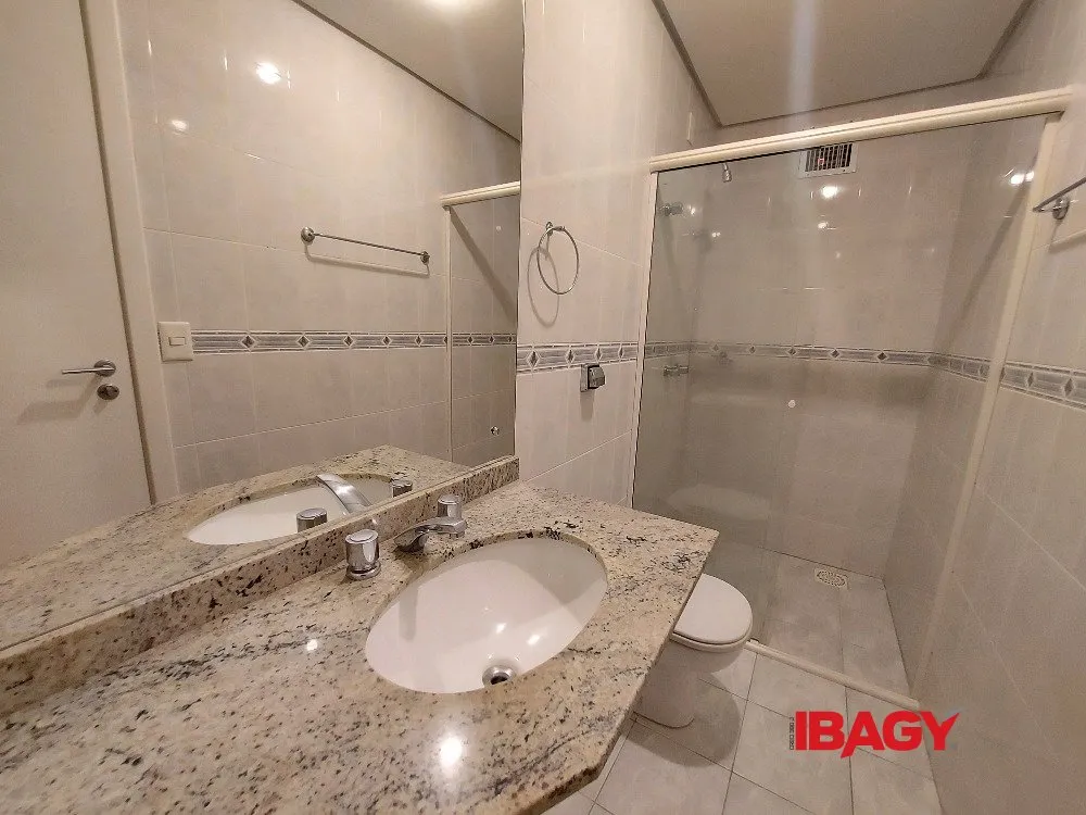 4-bedroom apartment with 2 en-suite baths and enclosed kitchen — photo 23