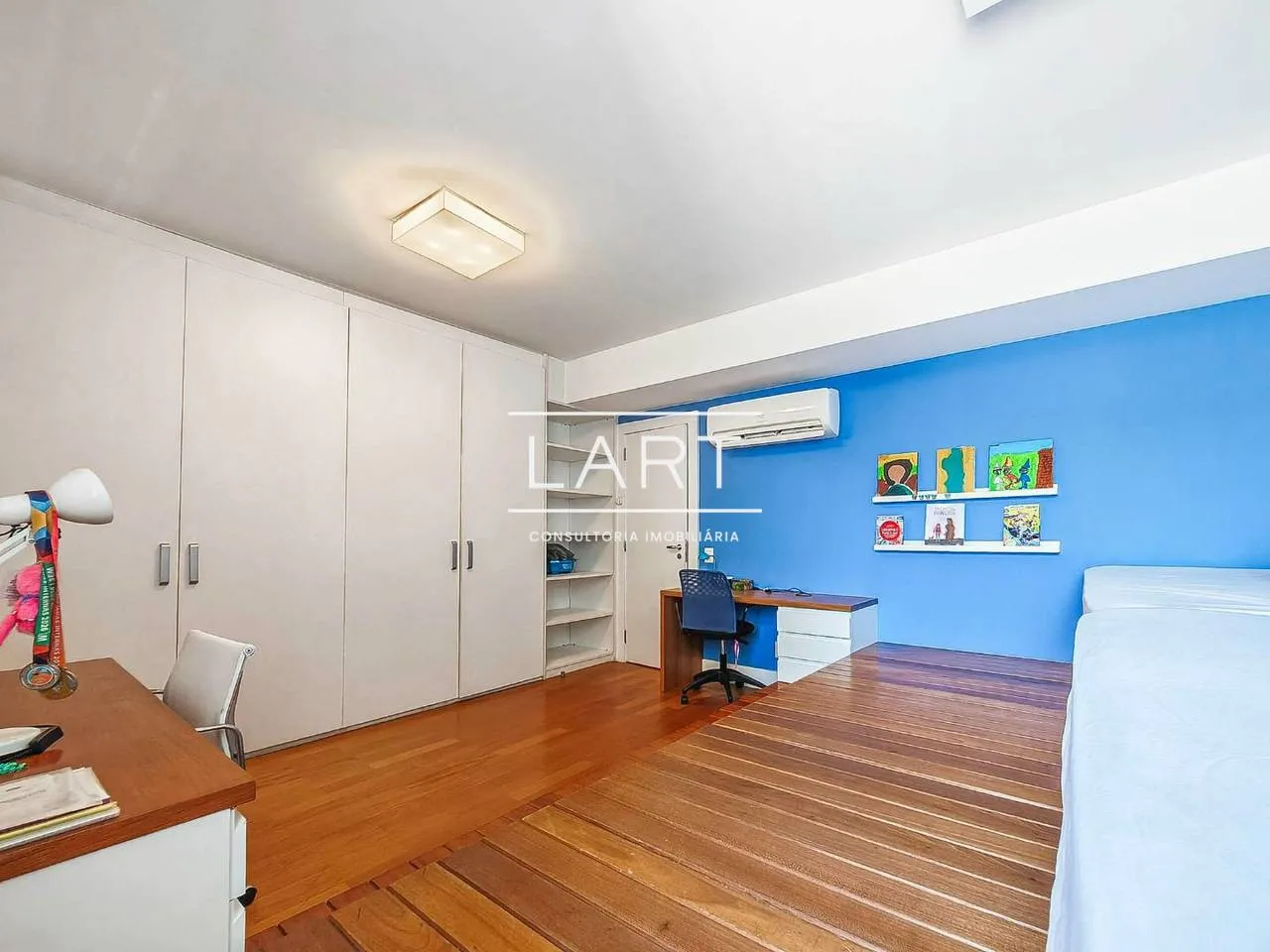Furnished 3-bedroom apartment with 4 bathrooms and 240 m² — photo 9