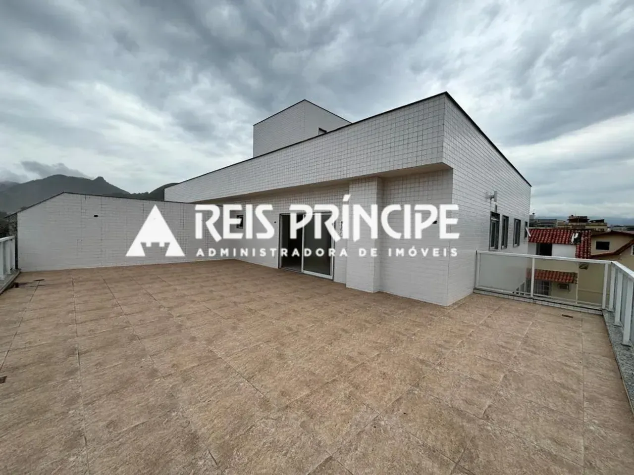 Unfurnished apartment with 4 bedrooms and a glass balcony — photo 23