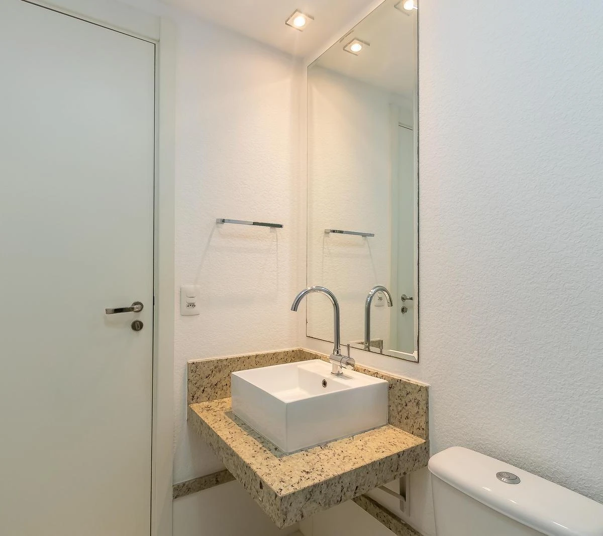 Квартира 71 м² с застеклённым балконом и панорамными окнами — photo 28