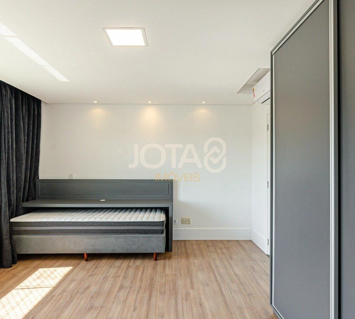 4-bedroom house with a washing machine — photo 4