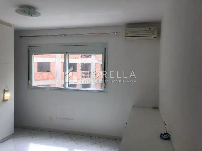 3-bedroom apartment with a glass-enclosed balcony — photo 11