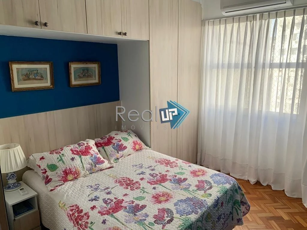Wood or laminate floors in a 2-bedroom apartment, 80 m² — photo 13