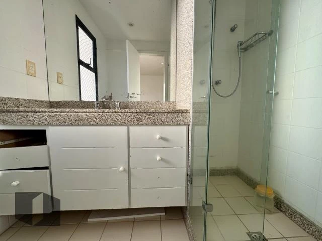 Квартира з 4 спальнями, у будинку є басейн — photo 26