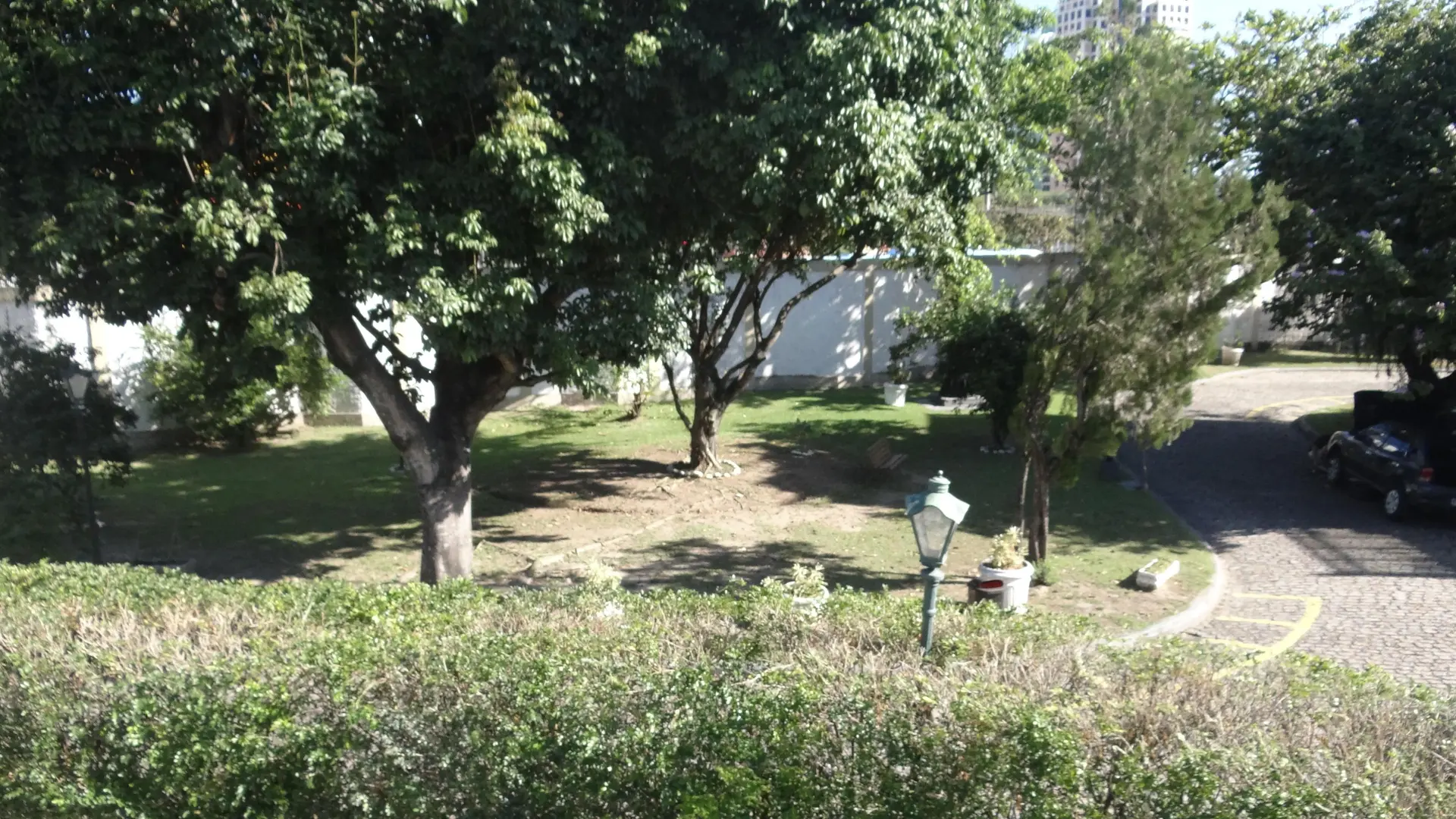 Casa de 384 m² com janelas do piso ao teto e varanda gourmet — photo 118