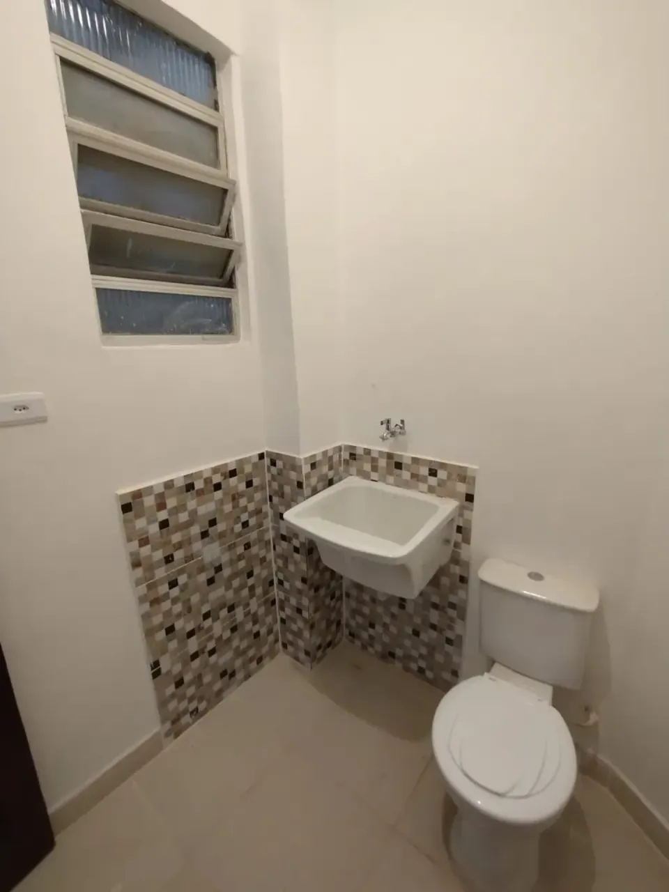 Unfurnished studio with 1 bedroom and wood floors — photo 7