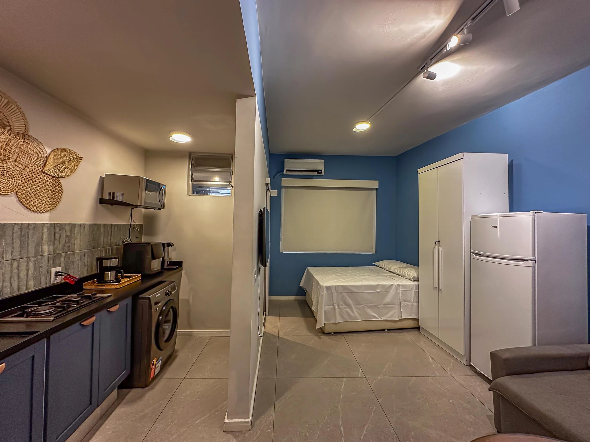 Furnished studio with glass shower and 1 bedroom — photo 11