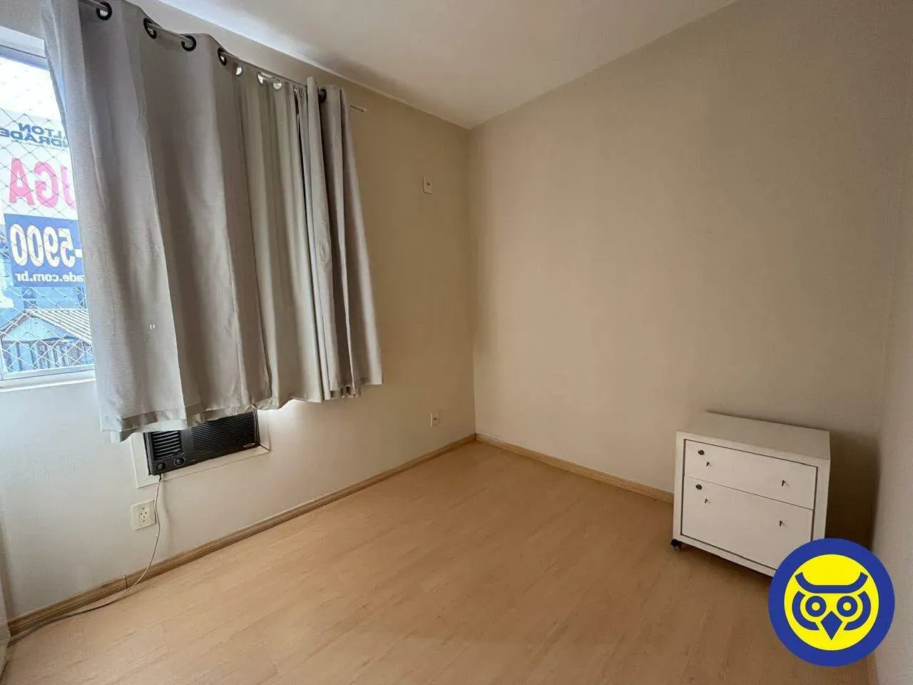 One-bedroom apartment with wood or laminate floors — photo 7