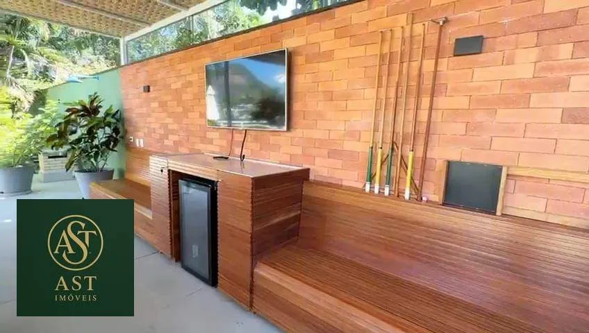 686 m² house with floor-to-ceiling windows and a bathtub — photo 16